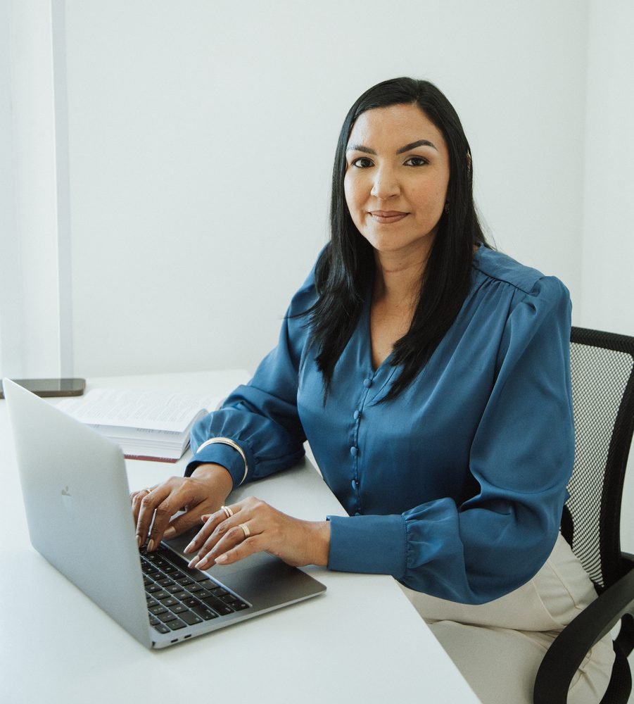 Advogada Isis Carvalho em atendimento previdenciário on-line pelo notebook